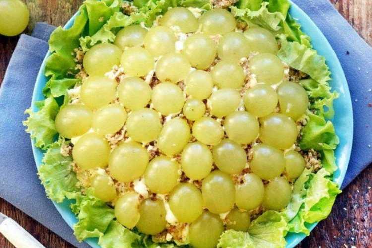 Салат с курицей и виноградом