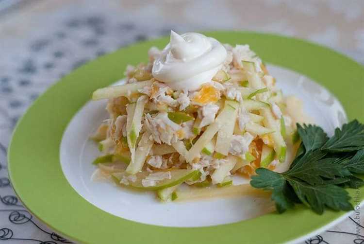 Салат с курицей яблоком и дайконом