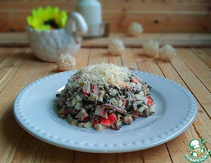 Салат с морской капустой и крабовыми палочками