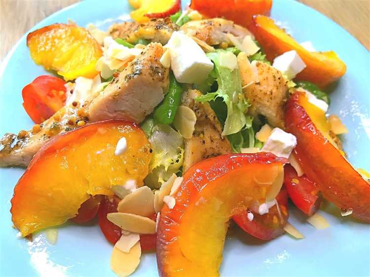 Салат с нектаринами и курицей