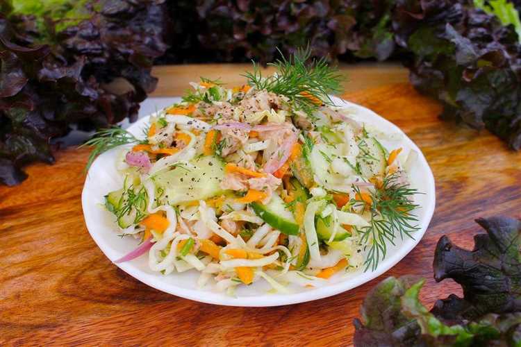 Салат с пекинской капустой и печенью трески