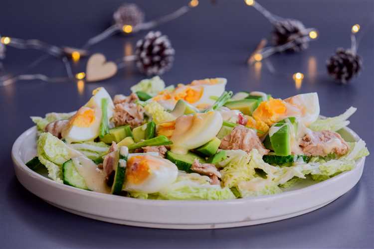 Салат с пекинской капустой тунцом и огурцом