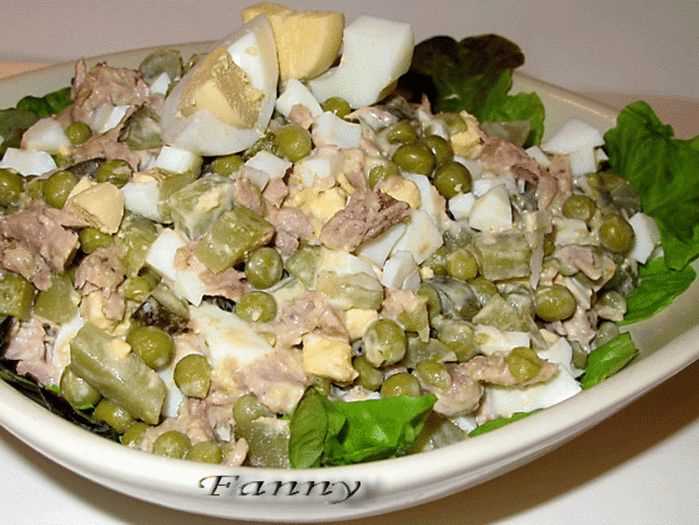 Салат с рыбными консервами зелёным луком и яйцами