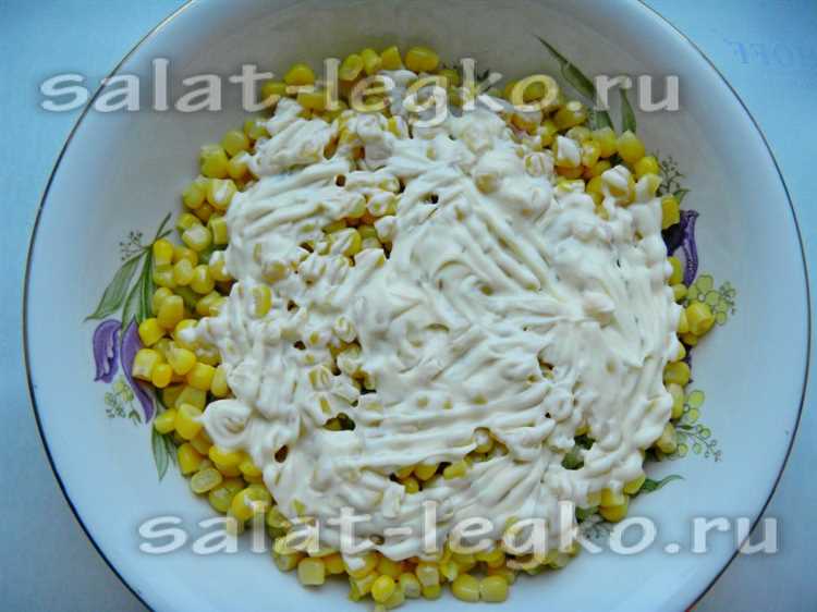Салат с рисом и копчёной курицей