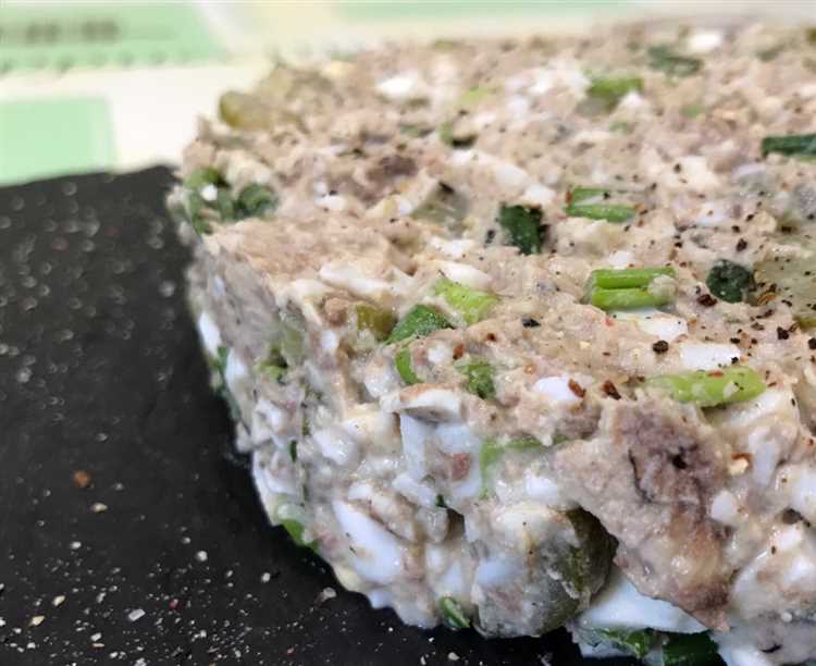 Салат с сайрой яйцами сыром и яблоком