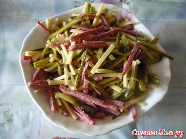 Салат с солёными огурцами и колбасой