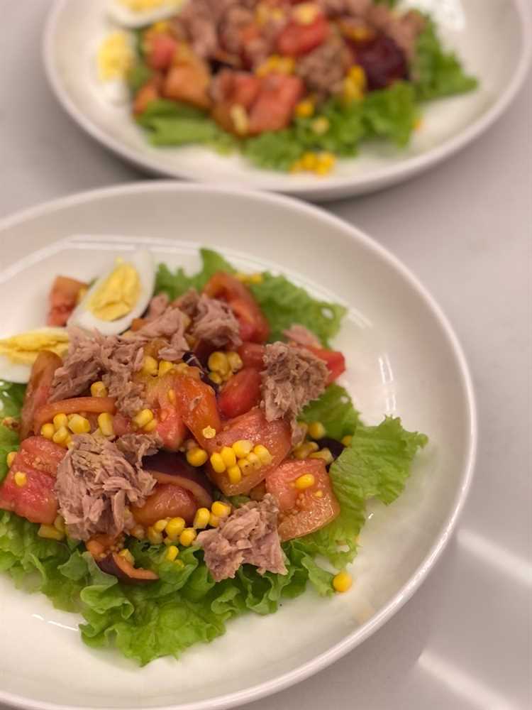 Салат с тунцом кукурузой и перцем
