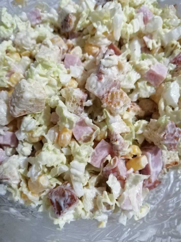 Салат с ветчиной и сухариками