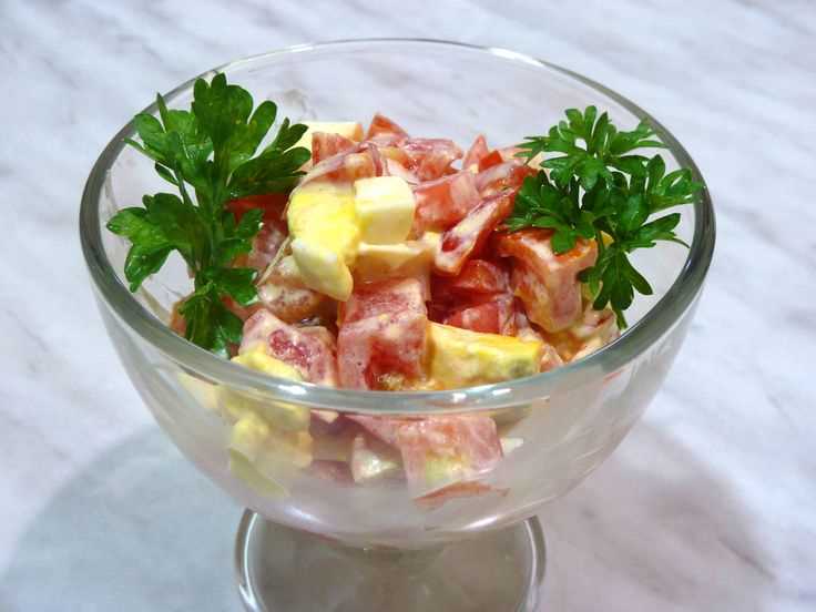 Салат с яйцами помидорами и сыром