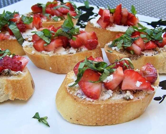 Сендвичи с клубникой и крем сыром