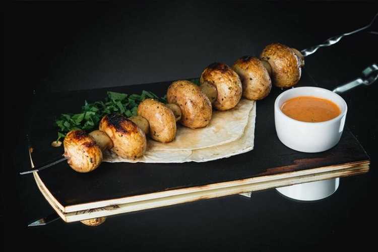 Шампиньоны с лимонным соком и чесноком на мангале