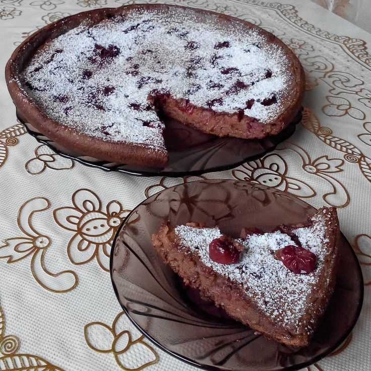 Шоколадный клафути с вишней и черешней