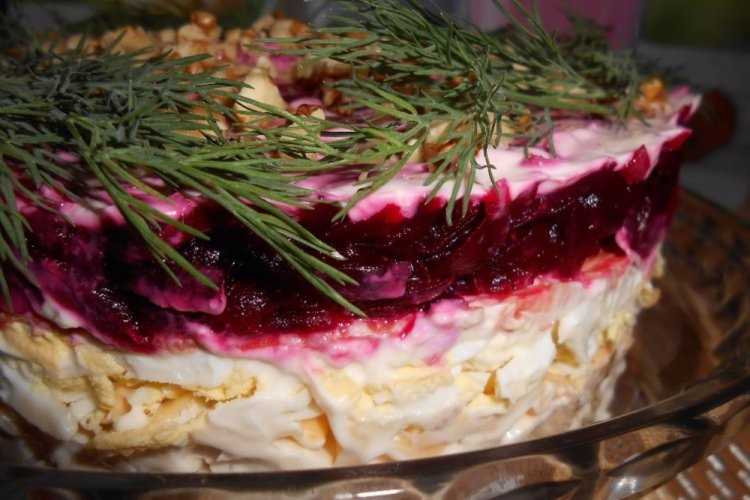 Слоёный салат с говядиной и свёклой