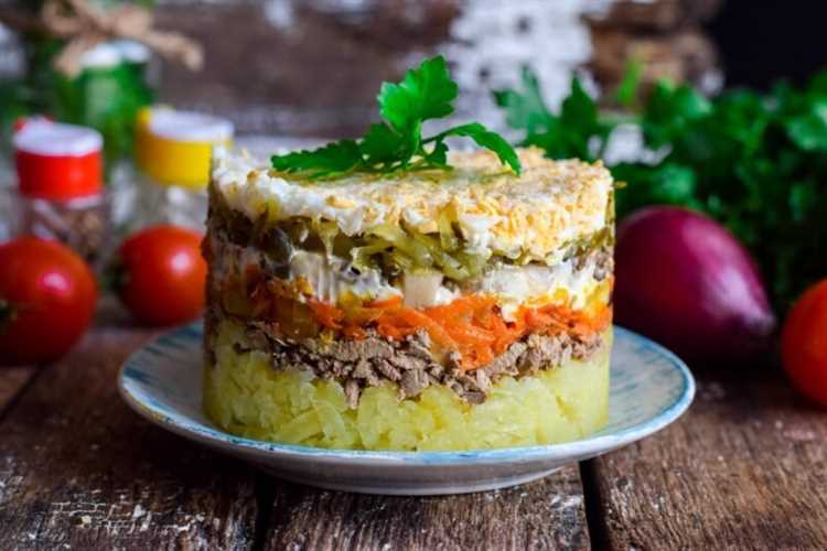Слоёный салат с говядиной картошкой и яйцами