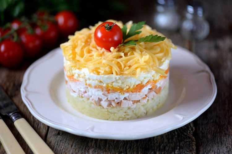 Слоёный салат с курицей яйцами и сыром