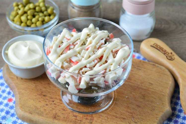 Слоёный салат с морской капустой и крабовыми палочками