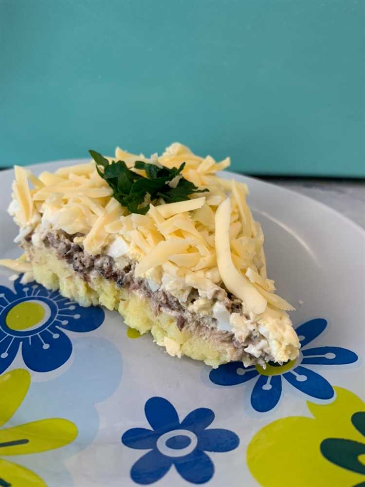 Слоёный салат с сайрой и рисом