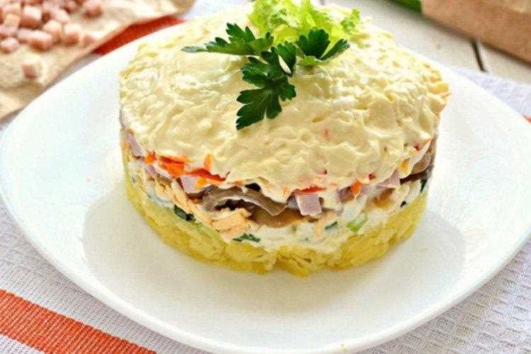 Слоёный салат со свининой яйцами картошкой и сыром