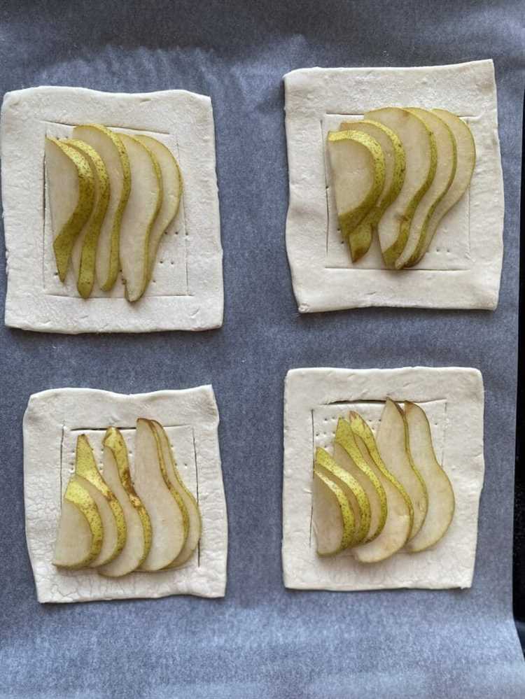 Слойки с грушами и сыром