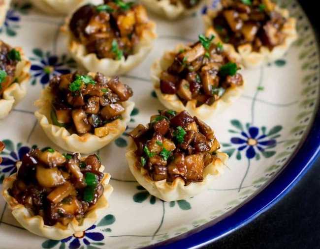 Тарталетки с курицей и жареными грибами