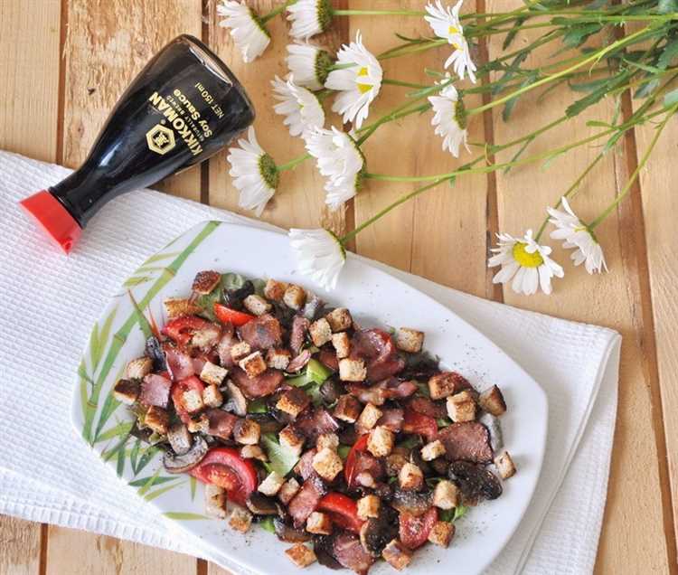 Тёплый салат с грибами и беконом