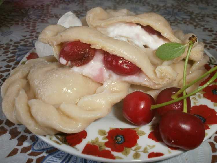 Вареники с вишней и творогом