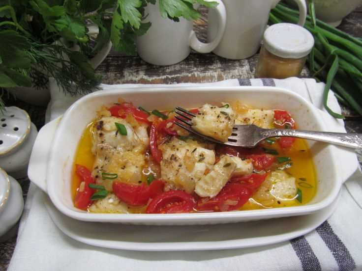 Хек запечённый с картофелем и помидорами