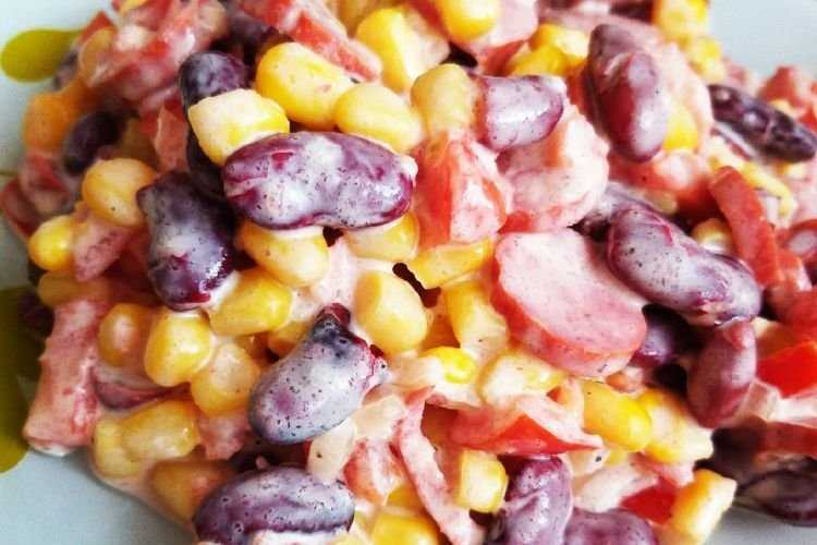 Хрустящий салат с колбасой и кукурузой
