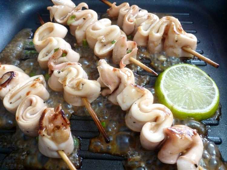 Закуска из кальмаров на шпажках