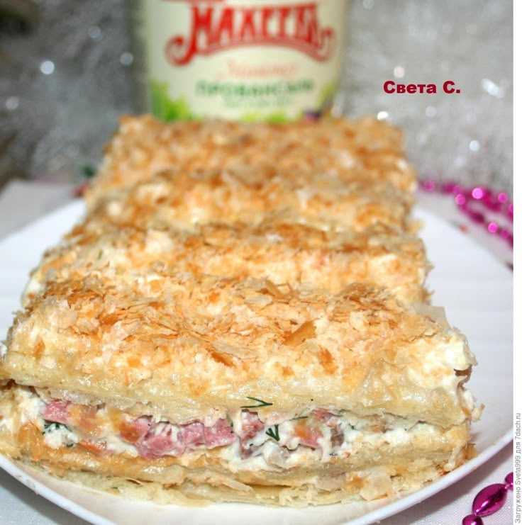 Закусочный торт из слоёного теста с колбасой и сыром