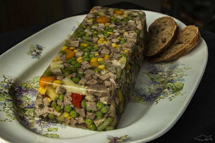 Заливное из рыбы с горошком и кукурузой