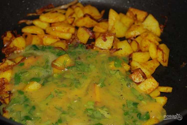 Жареная картошка с луком и яйцами