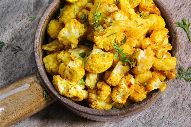 Жареная цветная капуста с соусом карри