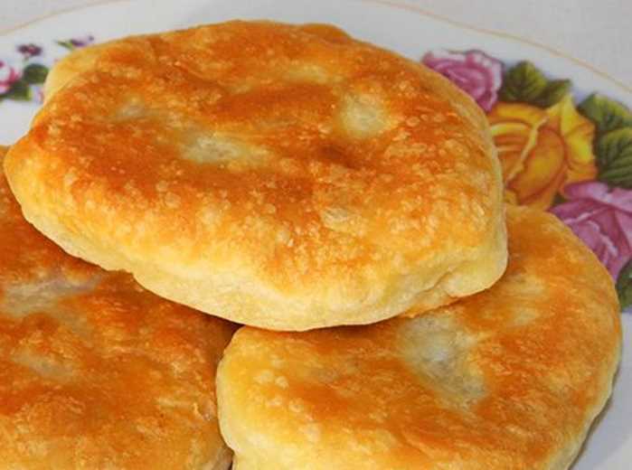 Жареные пирожки на кефире с творогом и зеленью